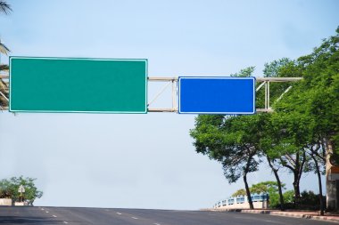 mavi yeşil yol levhası