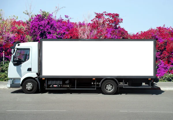 Um sinal branco em branco em um caminhão branco — Fotografia de Stock