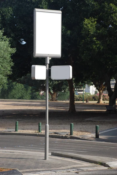 Weißes leeres Straßenschild — Stockfoto