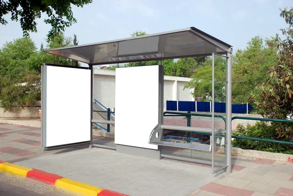 Sinal de parada de ônibus branco — Fotografia de Stock