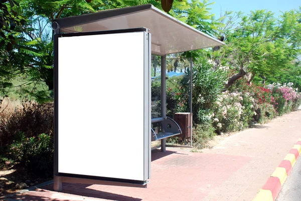 Značka bílé prázdné bus stop — Stock fotografie
