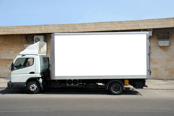 Λευκό φορτηγό με κενό πίνακα — Φωτογραφία Αρχείου