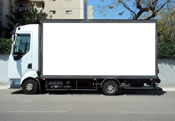 Caminhão branco com painel em branco — Fotografia de Stock