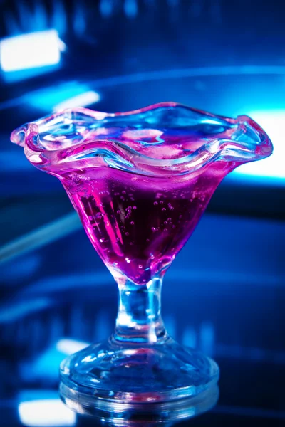 Cocktail drinken op blauw — Stockfoto
