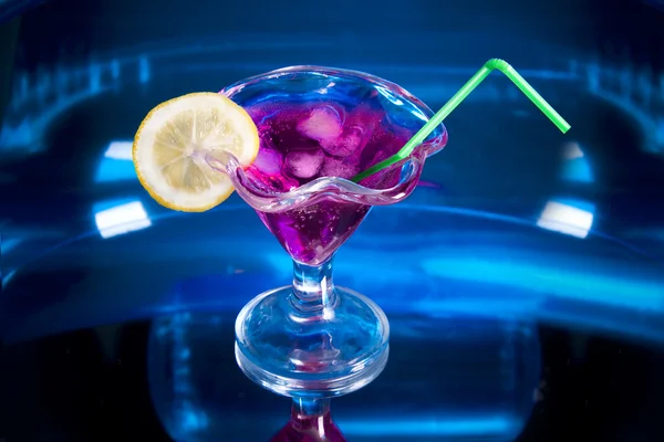 Cocktailgetränk auf blau — Stockfoto