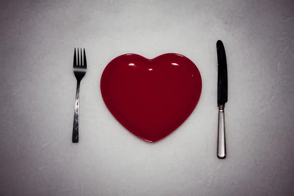 Kırmızı kalp tabak — Stok fotoğraf