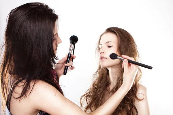 Ženy použití kosmetiky — Stock fotografie