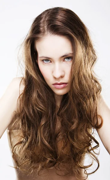 Ritratto di giovane donna dai capelli lunghi — Foto Stock