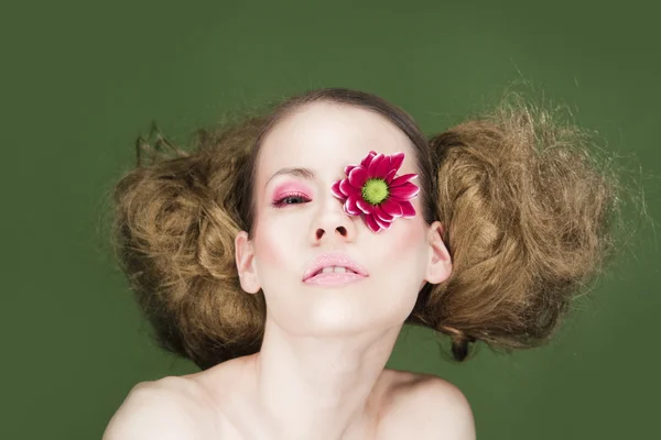 Frau mit Blume auf dem Auge — Stockfoto
