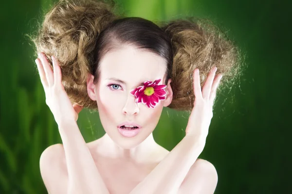 Frau mit Blume auf dem Auge — Stockfoto