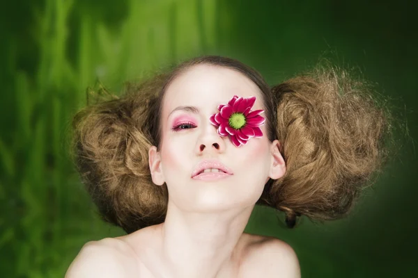 Γυναίκα με το λουλούδι στο μάτι — Φωτογραφία Αρχείου