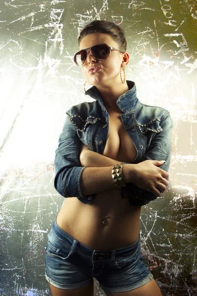 Sexy donna bruna in giacca di jeans — Foto Stock