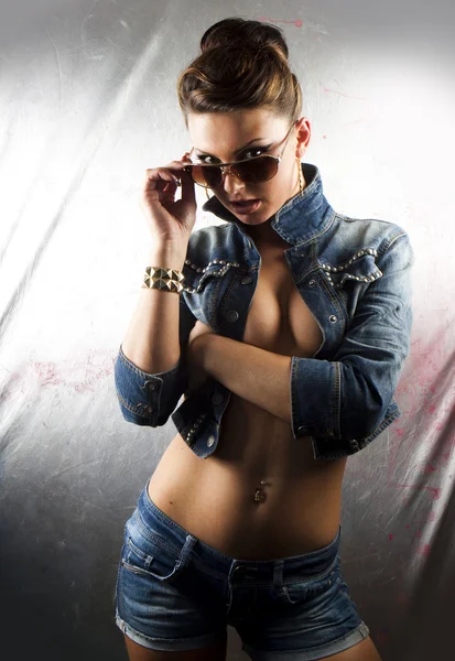 Sexy donna bruna in giacca di jeans — Foto Stock