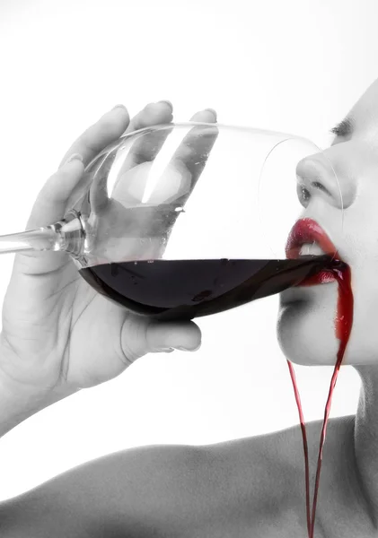 Flicka med rött vin — Stockfoto