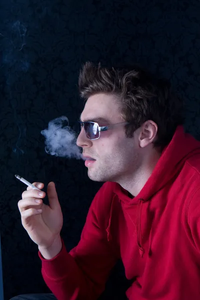 Cigarettázó férfi — Stock Fotó