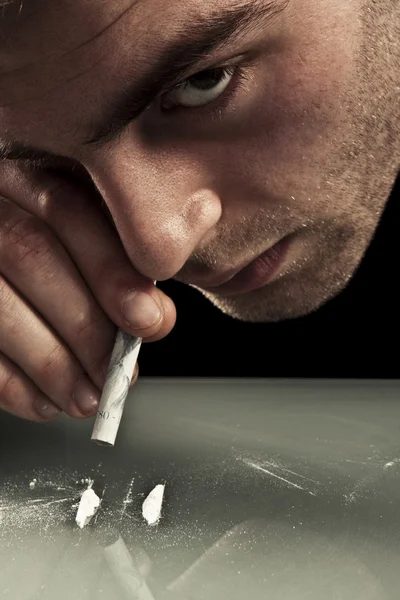 Νεαρός άνδρας ρουθούνισμα της κοκαΐνης. — Φωτογραφία Αρχείου