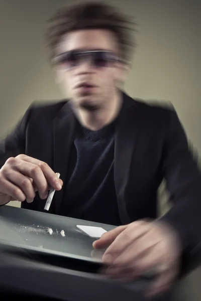 Young man sniffing cocaine. — Stock Photo, Image