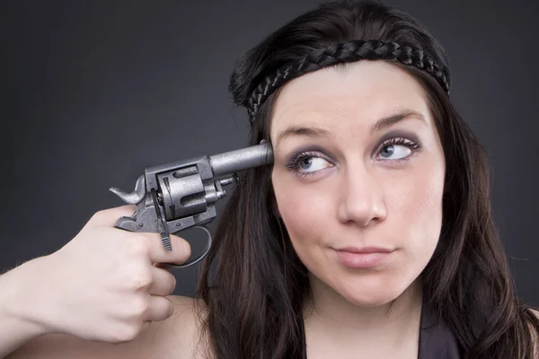 Pistolet w womans głowę — Zdjęcie stockowe