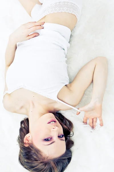 Jovem mulher deitado cama — Fotografia de Stock
