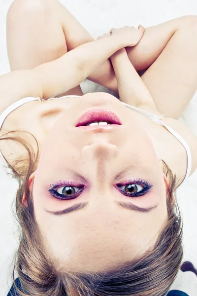 Genç kadın yatakta döşeme — Stok fotoğraf