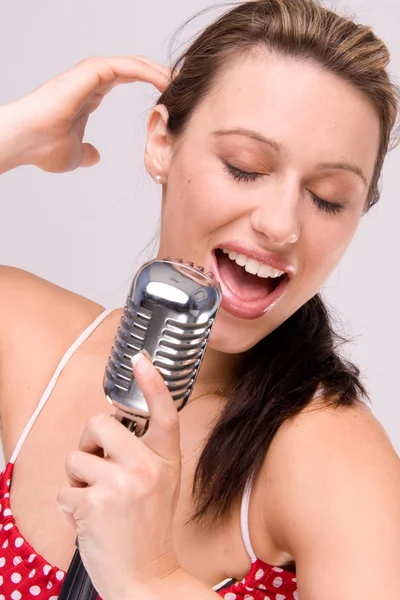 Сексуальна дівчина співає в ретро мікрофоні — стокове фото