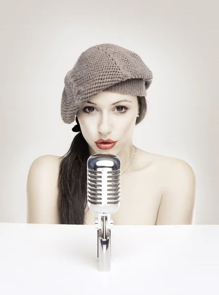 Menina sexy cantando no microfone retro — Fotografia de Stock