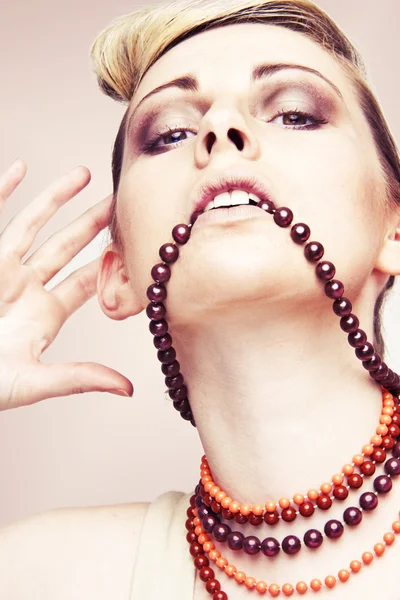Kvinna med pärlor — Stockfoto