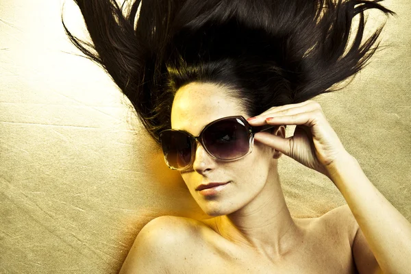 Золото сонцезахисні окуляри — стокове фото