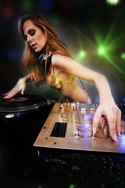 Hermosa chica DJ — Foto de Stock