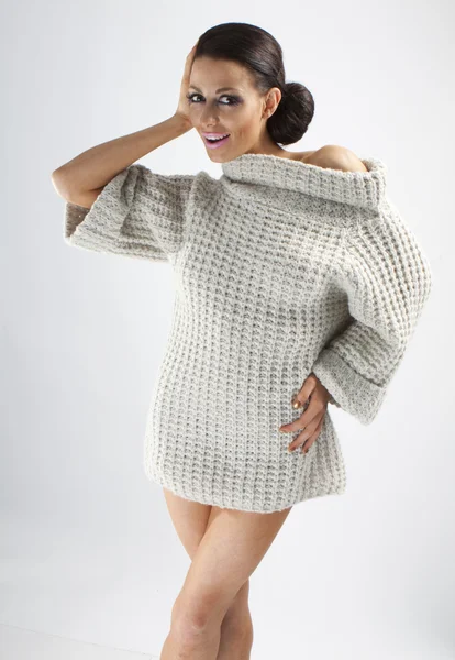 Schöne Brünette im Pullover — Stockfoto
