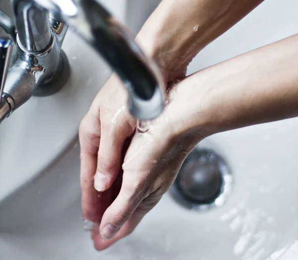 Hände waschen unter Wasserhahn — Stockfoto