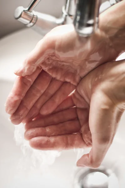 Musluk altında yıkama elinde — Stok fotoğraf