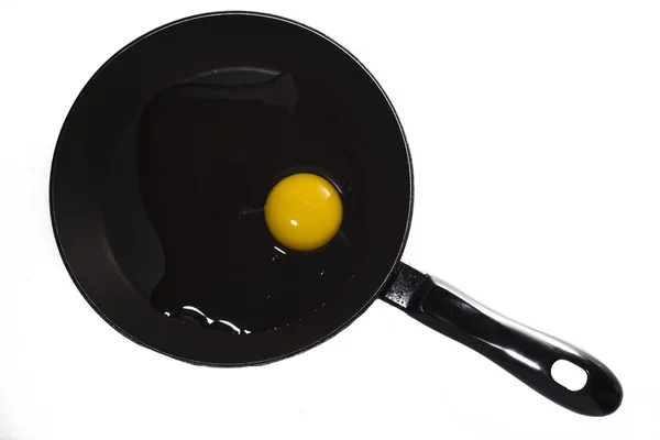 未经烹煮的蛋在煎锅 — 图库照片