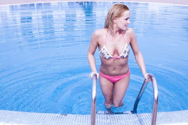 Mulher sexy deixando a piscina — Fotografia de Stock