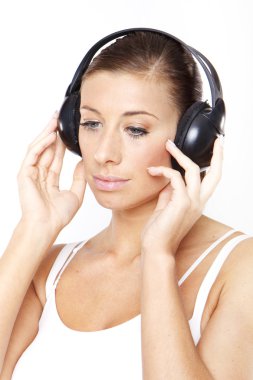 Kadın müzik dinliyor.