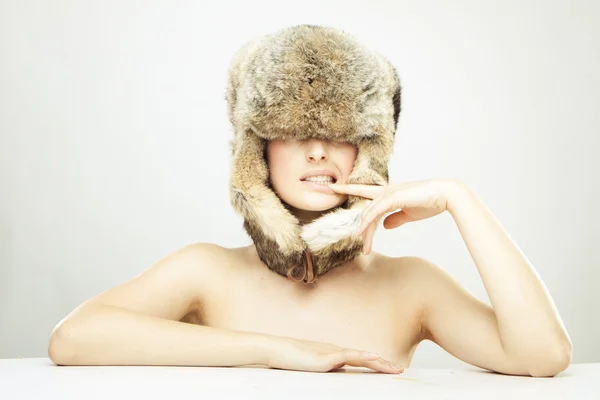 Vacker flicka i päls hatt — Stockfoto