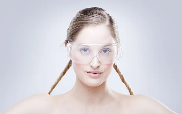 Žena nosí brýle — Stock fotografie
