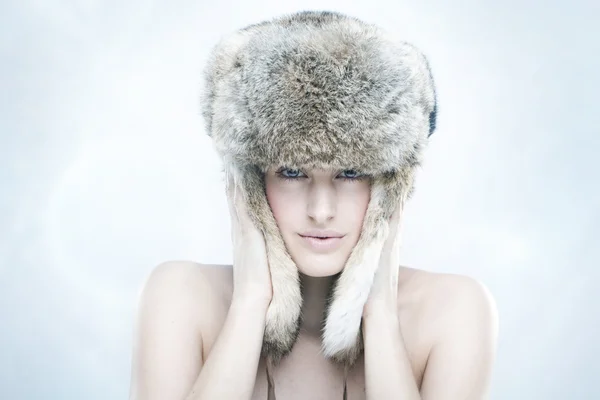 毛皮の帽子を被った美しい少女 — ストック写真