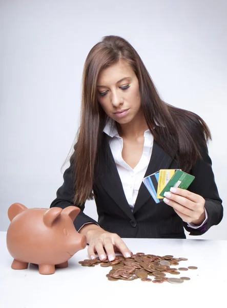 Geschäftsfrau zählt ihre Ersparnisse — Stockfoto