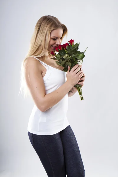 Žena s růžemi — Stock fotografie