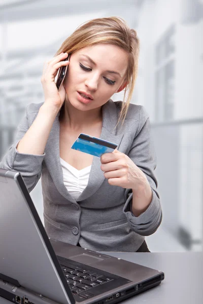 Mujer sosteniendo nueva tarjeta de crédito —  Fotos de Stock