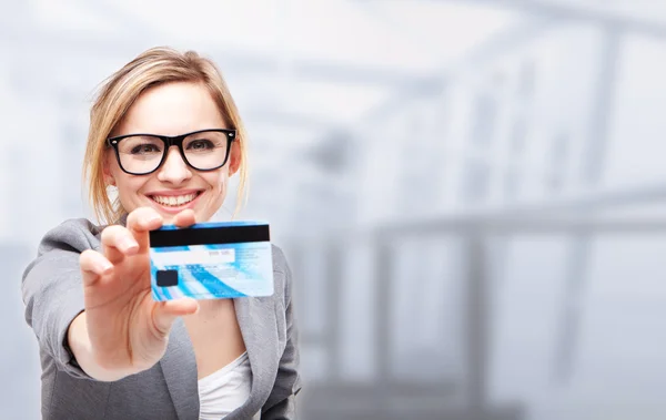 Mulher segurando novo cartão de crédito — Fotografia de Stock
