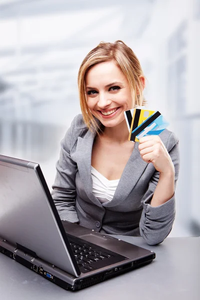 Mujer sosteniendo nueva tarjeta de crédito — Foto de Stock