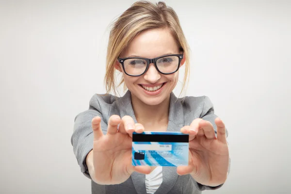 Kadın holding yeni kredi kartı — Stok fotoğraf