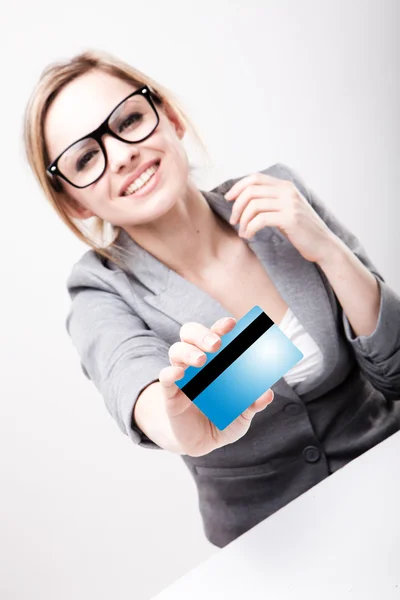 Žena hospodářství novou kreditní kartu — Stock fotografie