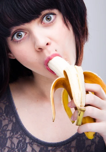 Morena segurando banana — Fotografia de Stock