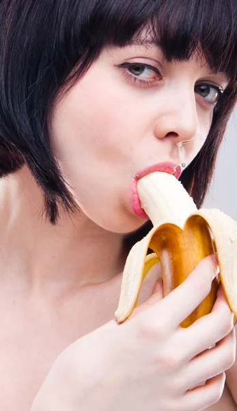 Bruna con banana in mano — Foto Stock