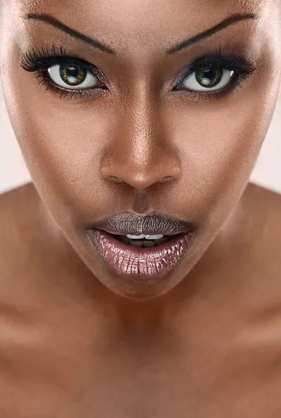 Vacker afrikansk kvinna — Stockfoto