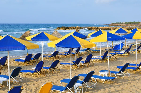 Sunbeds and beach umbrellas — Stock Photo, Image