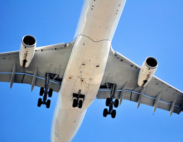 Transporte aéreo: avião de passageiros — Fotografia de Stock